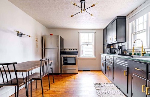 Chillicothe House | Top Rated - PRIME Location - Parking Free - CLEAN