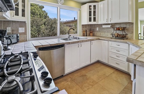 Woodland Hills House | Topanga Retreat with a Huge Private Backyard