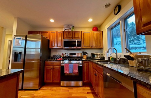Central Vermont- Killington Condo | Topridge Style 3BR/4BA with Hot Tub, Ski On Ski Off, Mountain Views and Discounted Ski Rentals