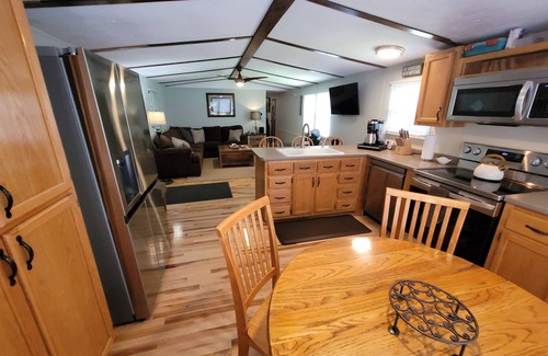 Skyland House | Topsy's Trailer, Private, FAST WiFi, Small Dog Ok, HOT TUB, Close to Hendo/AVL