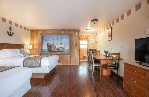 Ocean Shores Hotel | Tortuga - 1 Bedroom Suite with 3 Queen Beds at Wanderlust Inn, Pet Friendly