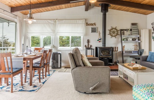 Coupeville House | Totally Beachin' Getaway - Two Story Beach Retreat