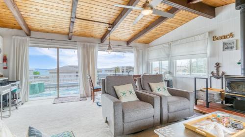 Coupeville House | Totally Beachin Getaway by AvantStay Waterfront