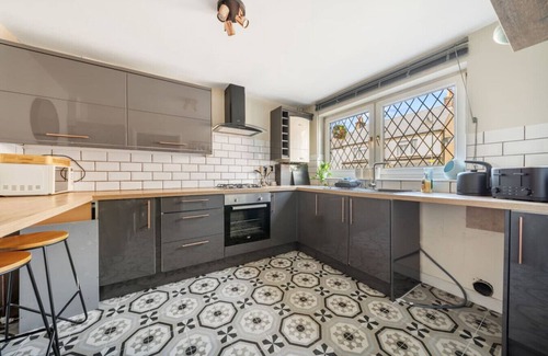 New Forest District Apartment | Totton hideaway with garden & hot tub