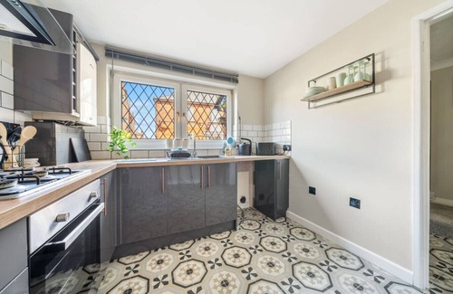 New Forest District Apartment | Totton hideaway with garden & hot tub