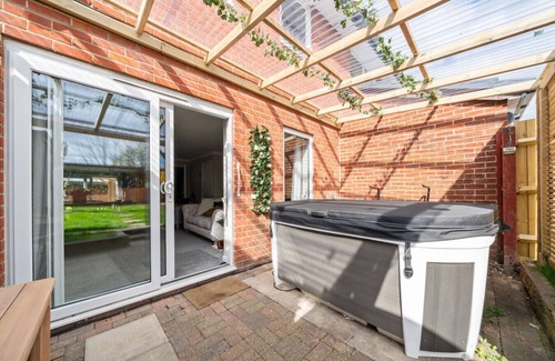 New Forest District Apartment | Totton hideaway with garden & hot tub