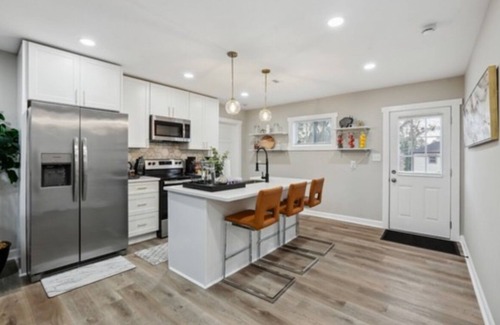 Atlanta House | Touch of Paradise/Charming 3-bedroom house with WiFi and AC in awesome Atl