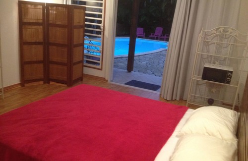 Le Gosier House | TOURIST ROOM 2/3 PEOPLE IN A GREEN SCREEN ACCESS SWIMMING POOL