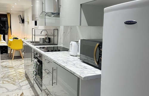 Tower Hill Apartment | Tower Bridge Chic Studio