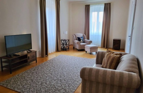 Burgau Bed & Breakfast | Tower Suite, garden side - Palais Kneissl