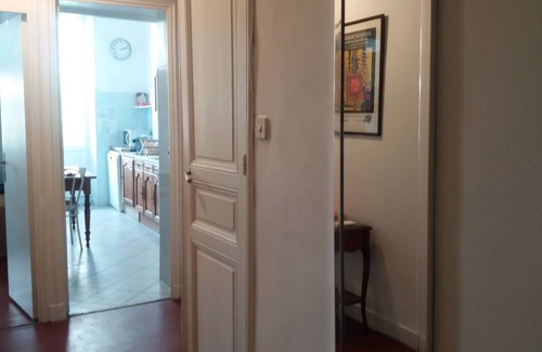 La Conception Apartment | Town center, quiet, spacious, 65 m2 + balcony, middle-class building. Near Metro station.