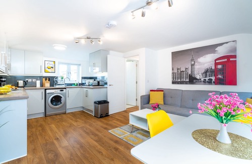 Andover Apartment | Town Centre Apartment With 4k 55” Smart TV+Netflix+Amazon Prime TV, Super King