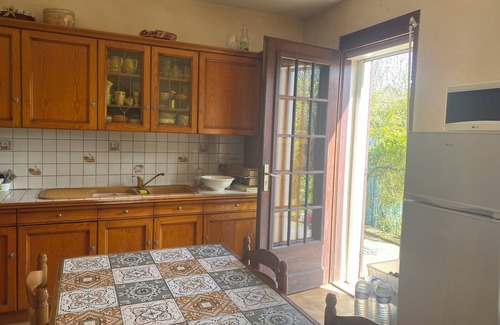 Fondettes House | Town/country house 6 km from Tours, fitted kitchen, garden, pets welcome.