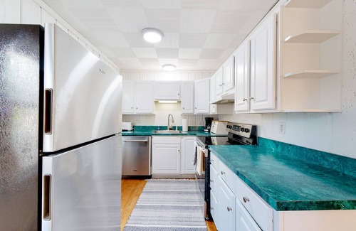 South Bethany Cottage | Town of South Bethany oceanside cottage with screened porch, outdoor shower, W/D