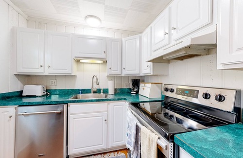 South Bethany Cottage | Town of South Bethany oceanside cottage with screened porch, outdoor shower, W/D