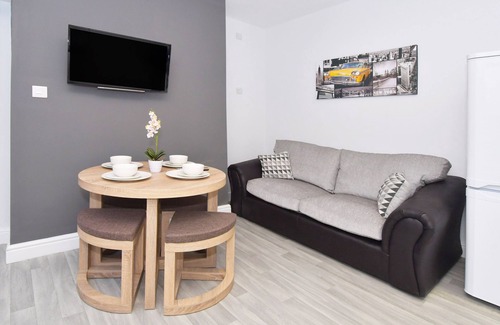 Crewe House | Townhouse @ 272 Walthall Street Crewe - SUPERIOR DOUBLE WITH TV