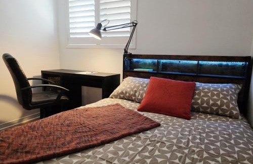 Downsview House | Townhouse - 3 Bedrooms - 4 beds - Free Parking, Wifi, Netflix