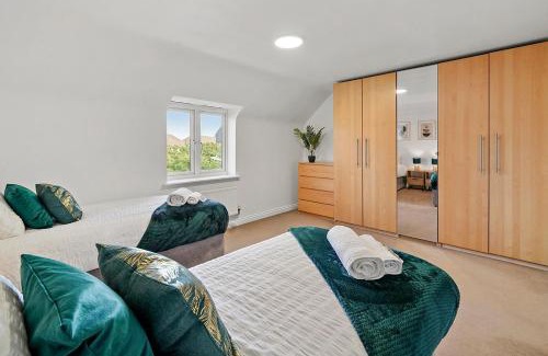 Dartford House | Townhouse in Dartford sleeps 8 with free parking