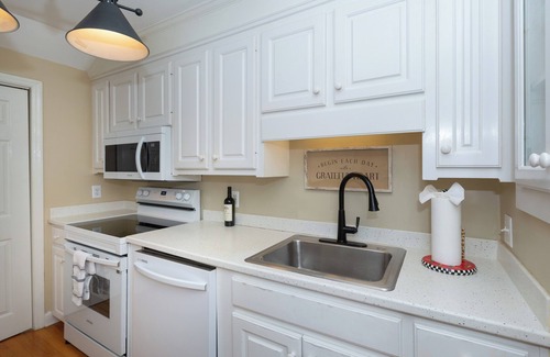 South of Broad House | Townhouse on Colonial Lake, Near the Battery, King Street, and Marinas