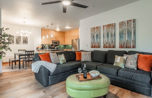 Mammoth Lakes House | Townhouse on the Golf Course with Mountain Views and 2 Heated Garage Spaces!