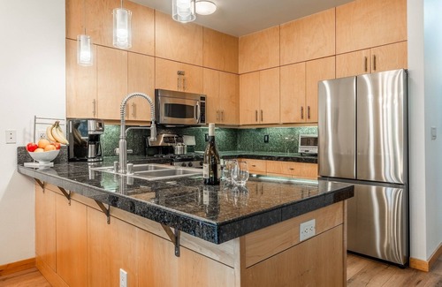 Mammoth Lakes House | Townhouse on the Golf Course with Mountain Views and 2 Heated Garage Spaces!