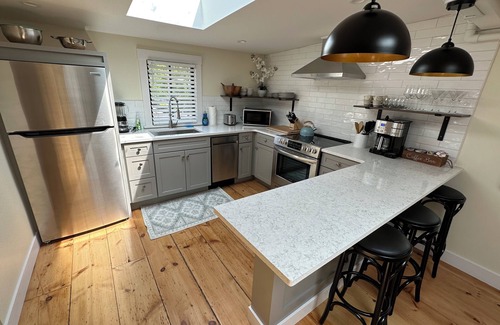 Yachting Village Hotel | Townhouse Style 2 Bed/1.5 Bath/Apartment (Sleeps 6) w/Parking in Downtown Newport