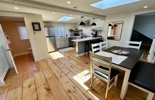 Yachting Village Hotel | Townhouse Style 2 Bed/1.5 Bath/Apartment (Sleeps 6) w/Parking in Downtown Newport