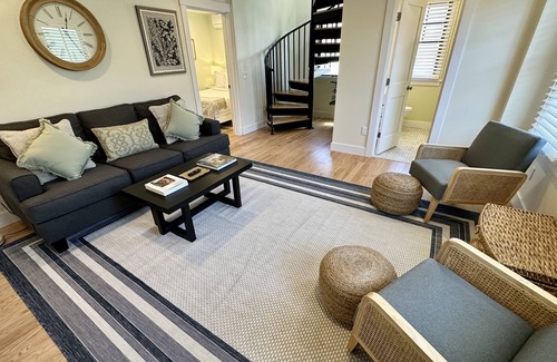 Yachting Village Hotel | Townhouse Style 2 Bed/1.5 Bath/Apartment (Sleeps 6) w/Parking in Downtown Newport