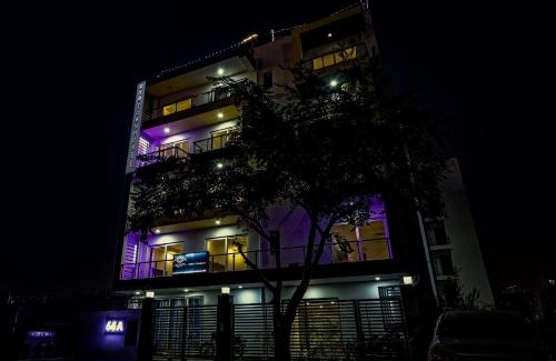 DLF Phase 5 Hotel | Townhouse Tipsyy Near Bestech Central Square Mall