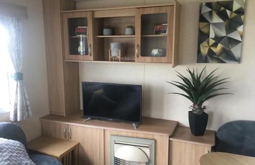 Towyn Apartment | Towyn six berth en suite caravan