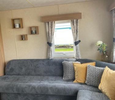 Towyn Apartment | Towyn six berth en suite caravan