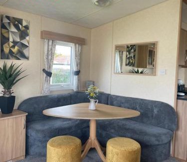 Towyn Apartment | Towyn six berth en suite caravan