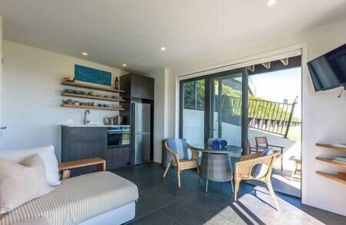Surfdale Apartment | Tradewinds Apartment by Waiheke Pure.