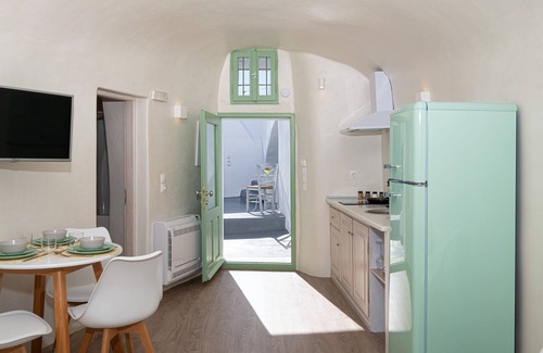 Pyrgos House | Traditional Bright Cave House