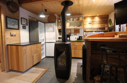 Les Almes Ski Chalet | Traditional chalet for 8, cozy with Wifi, near slopes in Tignes