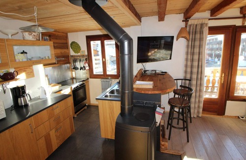 Les Almes Ski Chalet | Traditional chalet for 8, cozy with Wifi, near slopes in Tignes