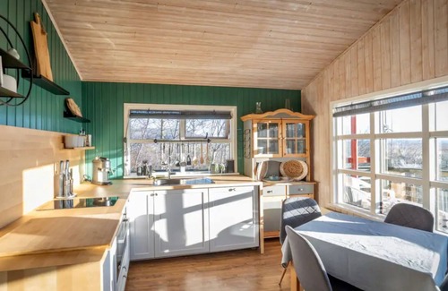 Laugarvatn Villa | Traditional Cottage with Jacuzzi andLake