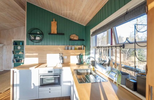 Laugarvatn Villa | Traditional Cottage with Jacuzzi andLake