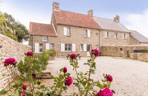 Sainte-Genevieve Cottage | Traditional house with enclosed garden, near Barfleur