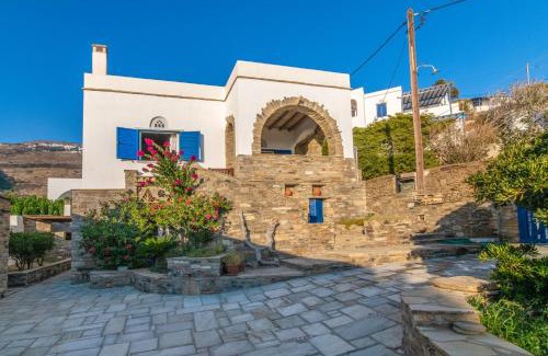 Exomvourgo House | Traditional house by the sea