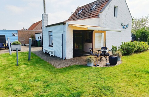 Schoondijke House | Tragel 37 is located on the edge of the village of Schoondijke, about 5km from Breskens and the beach. The cottage is located at a short distance from the cycle network,