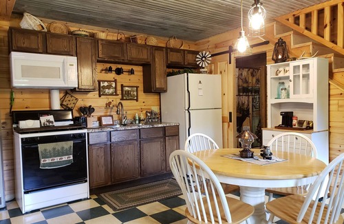 Fairview House | Trail's End Guesthouse- Vacation Cabin