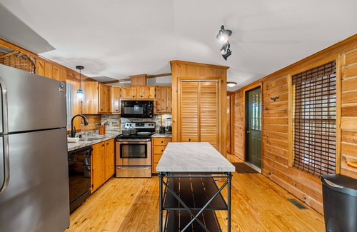 Lake Lure Cabin | Trails Inn - Dog Friendly, Hot Tub, Fire Pit, Sleeps 6
