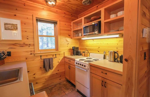 Mazama Cabin | Trailside Retreat 2 bedroom cabin - dogs welcome
