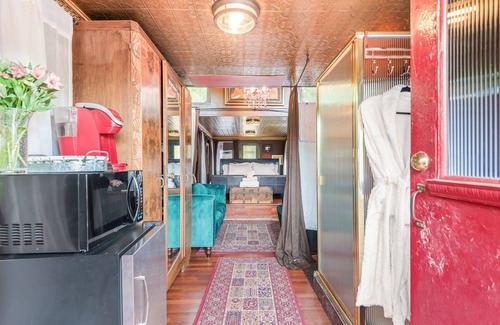 Cornell House | Train in Malibu, close by to the beach!