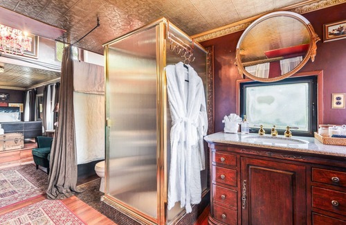 Cornell House | Train in Malibu, close by to the beach!