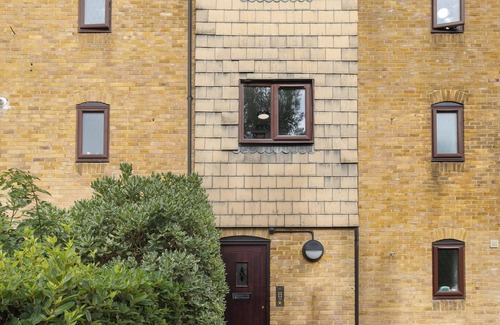 Wapping Apartment | Tranquil 1 Bed Flat in East London + Parking