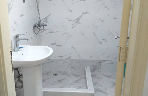 Al Qusais Bed & Breakfast | Tranquil 2-bedroom hostel in brilliant Dubai with AC, WiFinSafe and clean.