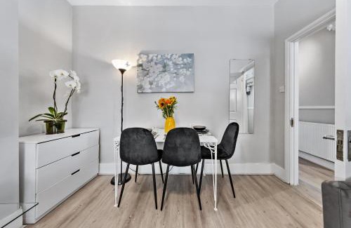 West Ham Villa | Tranquil 2 Bedroom Rose Cottage near Stratford