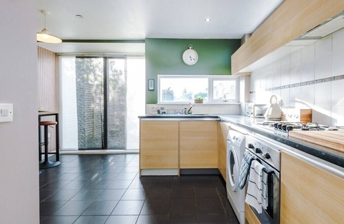 Manchester House | Tranquil 3 Bedroom Manchester Retreat With Parking